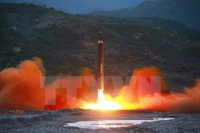 Một vụ phóng tên lửa đạn đạo tầm Hwasong-12 của Triều Tiên. Nguồn: Yonhap/TTXVN.