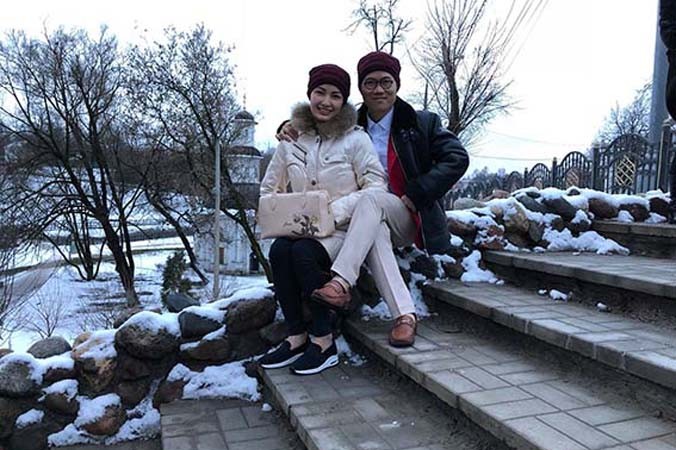 Nghệ sĩ Vượng râu và vợ chụp ảnh tại Thủ đô Matxcova (Nga)