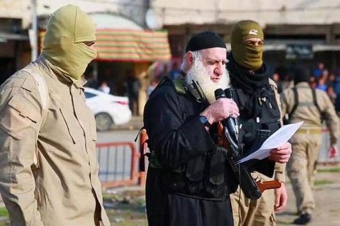 Đao phủ "Râu trắng" của IS xuất hiện trong nhiều vụ hành quyết dã man của tổ chức này ở Mosul. Ảnh: NC.