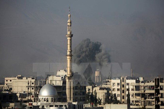 Khói bốc lên sau một cuộc không kích ở Syria. Nguồn: AFP/TTXVN.