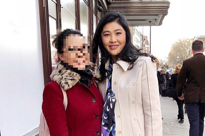 Bà Yingluck được nhìn thấy bên ngoài trung tâm mua sắm ở London. Ảnh: Twitter.