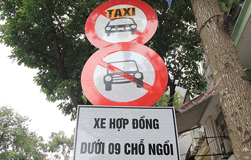 Biển cấm xe hợp đồng dưới 9 chỗ bên cạnh cấm taxi truyền thống mới xuất hiện trên đường phố Hà Nội. Ảnh: VnExpress.