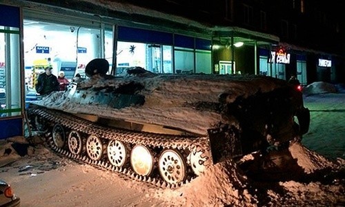 Chiếc xe thiết giáp đâm vào cửa kính một siêu thị ở Apatity. Ảnh: AP.