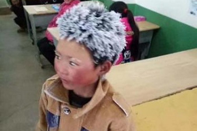 Wang Fuman đến lớp với mái tóc đóng băng vì lạnh (Ảnh: Weibo)