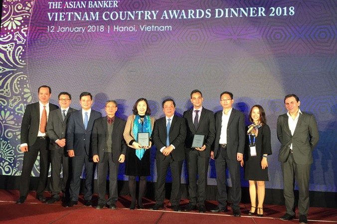 Phó Thống đốc NHNN Nguyễn Kim Anh (thứ 5 từ phải sang) chúc mừng VietinBank nhận 3 giải thưởng lớn.