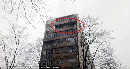 Người phụ nữ quyết định ôm con nhảy từ tầng 8 xuống đất để thoát khỏi đám cháy. Ảnh: Emergency Ministry ở Russia
