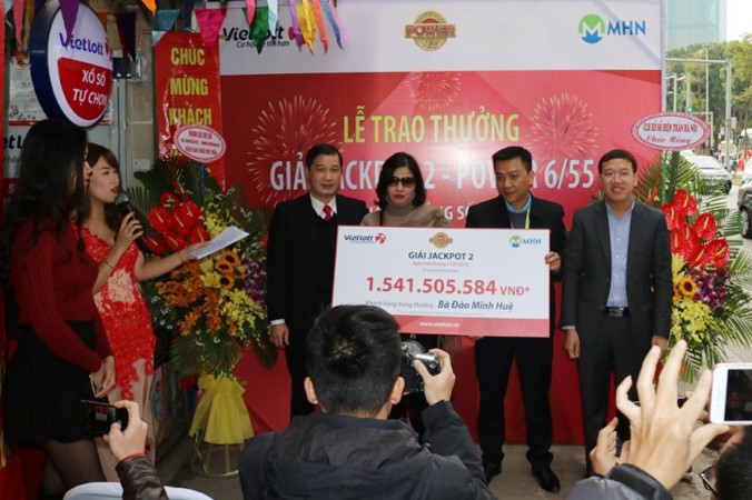 Chị Đào Minh Huệ nhận giải thưởng trị giá hơn 1,5 tỷ đồng.