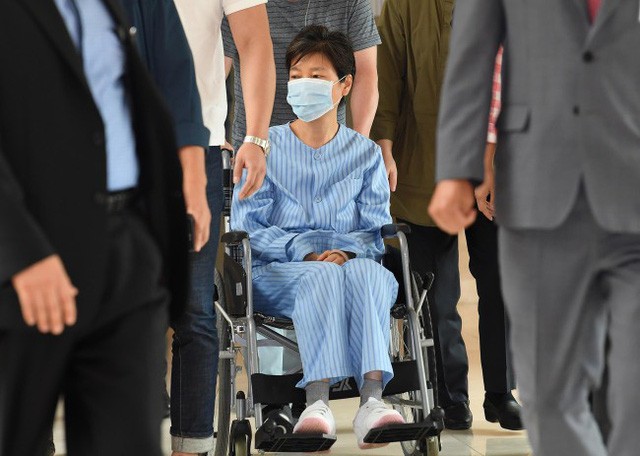 Cựu Tổng thống Park Geun-hye ngồi trên xe lăn. Ảnh: Yonhap.