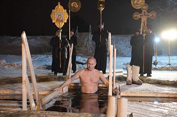 Tổng thống Putin tắm ở Hồ Seliger hôm qua. Ảnh: TASS