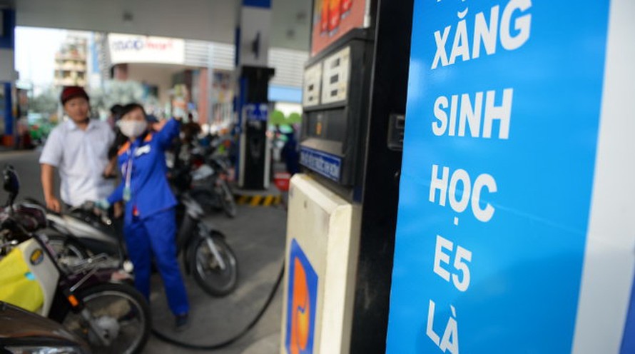 Giá xăng, dầu bán lẻ trong nước đồng loạt tăng giá.