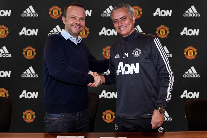 Jose Mourinho bắt tay GĐĐH Ed Woodward của Man United trong lễ ký hợp đồng mới.