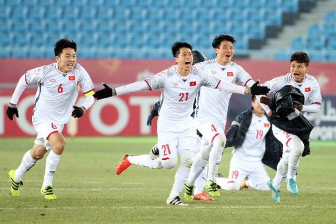 Các cầu thủ U23 Việt Nam chú trọng mặc áo ấm và găng tay khi thi đấu dưới tiết trời lạnh ở Trung Quốc. Ảnh: Anh Khoa.