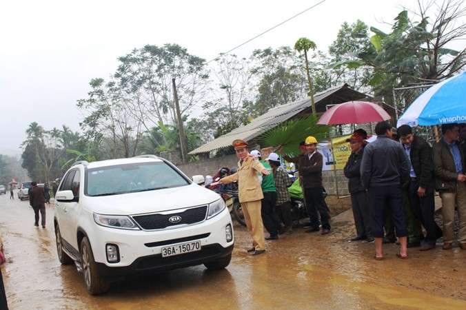 Lực lượng Công an huyện Ngọc Lặc đội mưa đến điều tiết giao thông và đảm bảo trật tự.