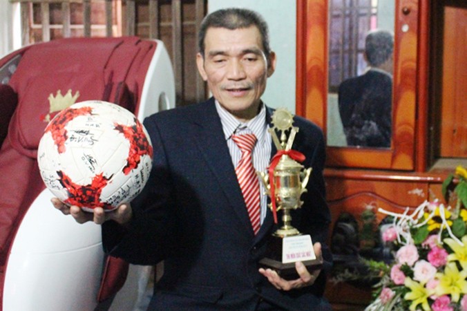Ông Bùi Văn Khánh- Bố của thủ môn Bùi Tiến Dũng khoe với khách quả bóng mà ông yêu quý có chữ kí của tất cả đồng đội trong đội tuyển và cúp mà Bùi Tiến Dũng được tặng thủ môn xuất sắc nhất.