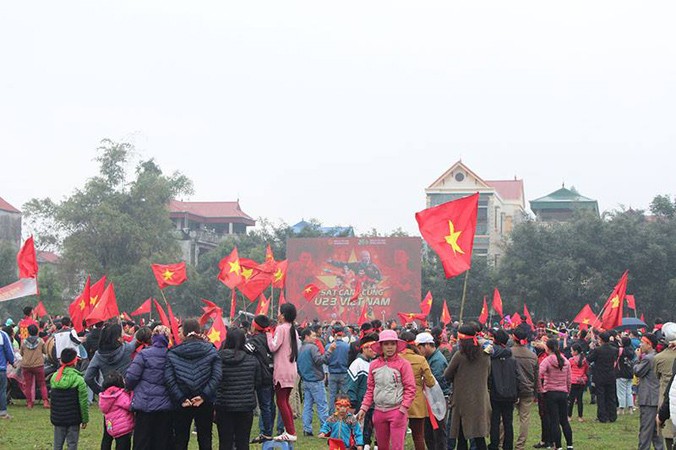 Nhà Quang Hải biến thành 'sân vận động' hàng nghìn người cổ vũ U23 VN