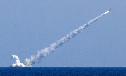 Tàu ngầm Nga phóng tên lửa hành trình vào phiến quân ở Syria. Ảnh: Tass.