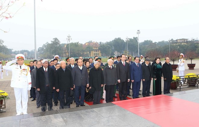 Lãnh đạo Đảng, Nhà nước đặt vòng hoa và vào Lăng viếng Chủ tịch Hồ Chí Minh. Nguồn: TTXVN.