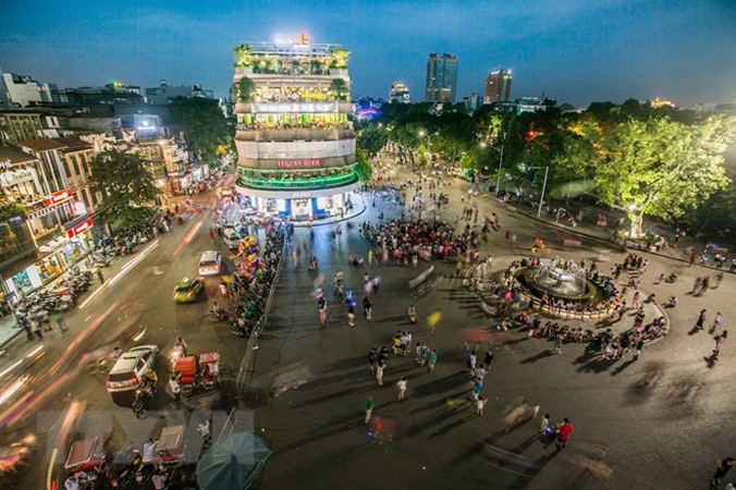 Phố đi bộ đoạn quảng trường Đông Kinh Nghĩa Thục rất đông người mỗi dịp cuối tuần. Ảnh: Trọng Đạt/TTXVN.