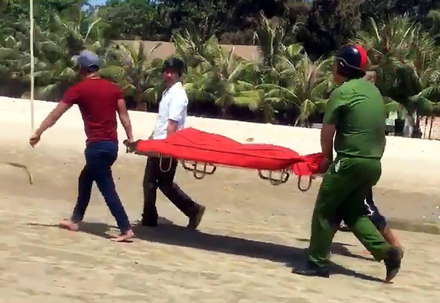 Lực lượng chức năng đưa nạn nhân đuối nước lên bờ.