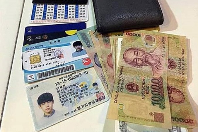 Chàng trai Phan Thiết đăng ảnh chiếc ví và giấy tờ của khách du lịch Hàn Quốc. Ảnh chụp màn hình.