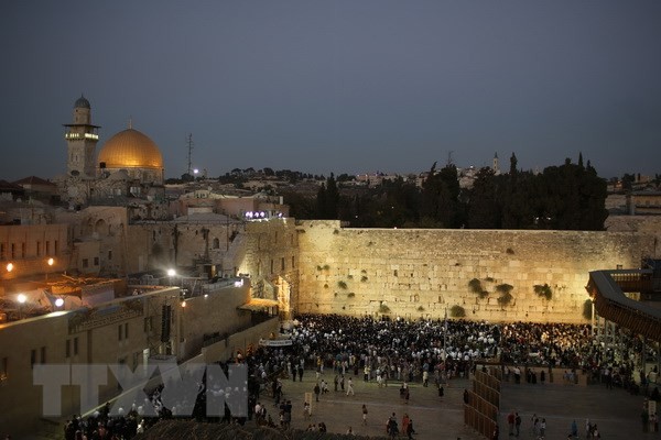 Người Do Thái cầu nguyện tại Bức tường phía Tây ở Jerusalem. Nguồn: AFP/TTXVN.