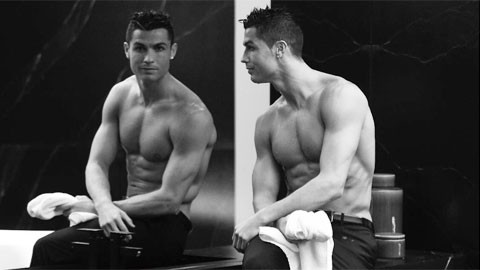 Ronaldo thích soi gương và ghét… xem bóng đá