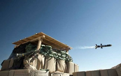 Thủy quân lục chiến Mỹ năm 2011 phóng tên lửa chống tăng FGM-148 Javelin tại căn cứ Mirage, Afghanistan. Ảnh: AFP. 