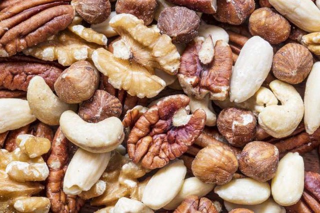 Hạt có vỏ cứng - hạnh nhân, hạt óc chó, hạt phỉ, hạt điều và hạt hồ đào - là những thức ăn vặt có tác dụng chống ung thư mạnh.