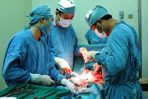 Các bác sĩ Bệnh viện Phụ sản Thành phố Cần Thơ đang phẫu thuật cấp cứu một trường hợp bị biến chứng thai kỳ. Ảnh:TT.