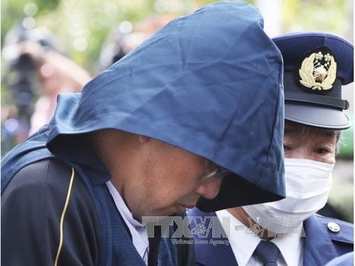 Nghi phạm Shibuya Yasumasa (trái) bị cảnh sát áp giải tại quận Chiba. Ảnh: South China Morning Post/TTXVN