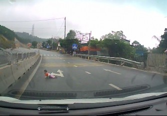 Kinh hãi hình ảnh cháu bé bò lổm ngổm trên cao tốc Quảng Ninh