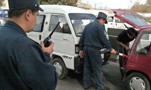 Cảnh sát giao thông Uzbekistan cũng sẽ được trang bị đồng phục mới, bởi bộ đồng phục màu xanh đen hiện tại khiến họ "như thể tàng hình". Ảnh: AFP.