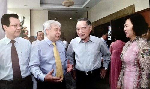 Nguyên Thủ tướng Phan Văn Khải trao đổi với các đại biểu dự hội thảo. Ảnh: Việt Dũng.