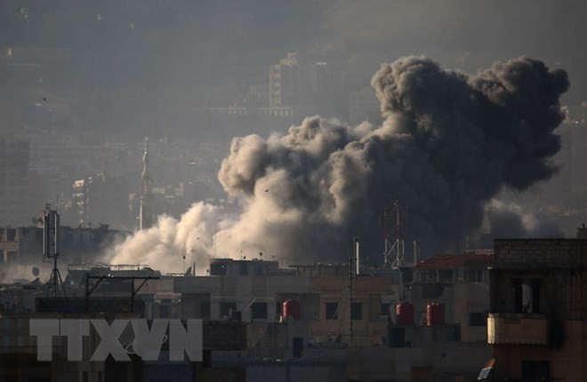 Khói bốc lên sau các cuộc giao tranh ở Zamalka, Đông Ghouta, Syria ngày 12/3. Nguồn: AFP/TTXVN.