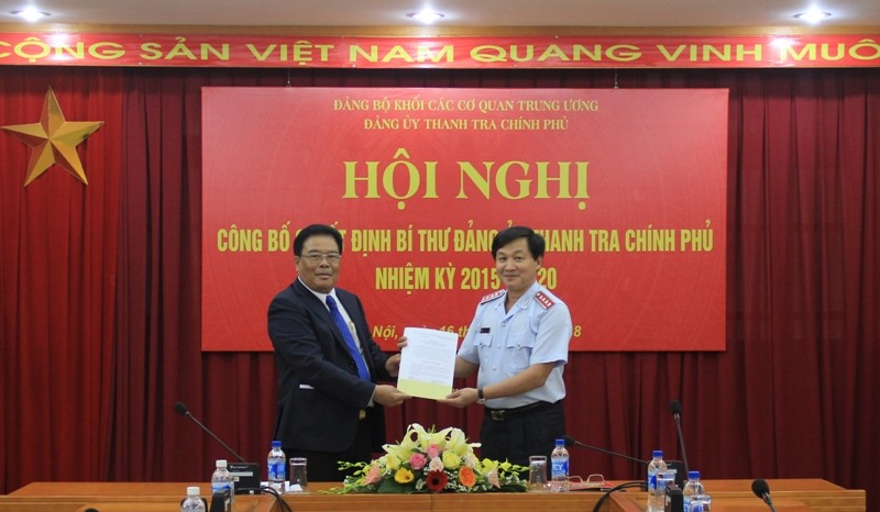 Đồng chí Sơn Minh Thắng trao quyết định và chúc mừng đồng chí Lê Minh Khái. Ảnh Thanhtra.gov.vn.