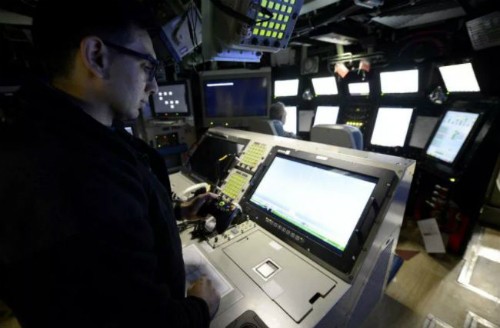 Trung tá Anthony Matus đang sử dụng tay cầm Xbox để điều khiển kính tiềm vọng quang điện tử trên tàu ngầm Colorado. Ảnh: US Navy.