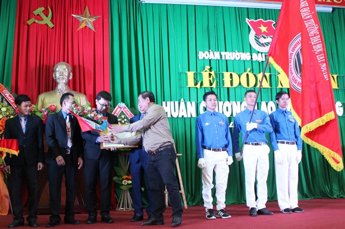 Đoàn trường ĐHTN đón nhận Huân chương lao động hạng Nhì.
