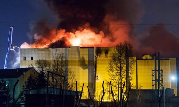 Ngọn lửa bùng lên dữ dội tại trung tâm mua sắm ở Nga. Ảnh: TASS.