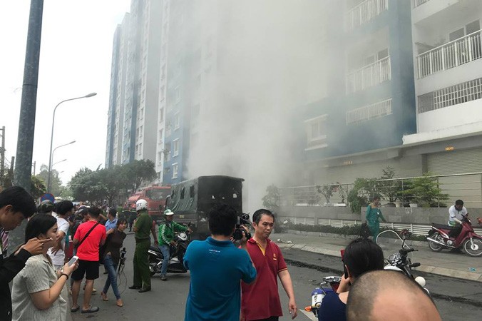 Vụ cháy tại chung cư Carina Plaza (đường Võ Văn Kiệt, phường 16, Q.8, TP.HCM) vào rạng sáng 23/3, làm 13 người chết và 28 người bị thương khiến người dân bàng hoàng.