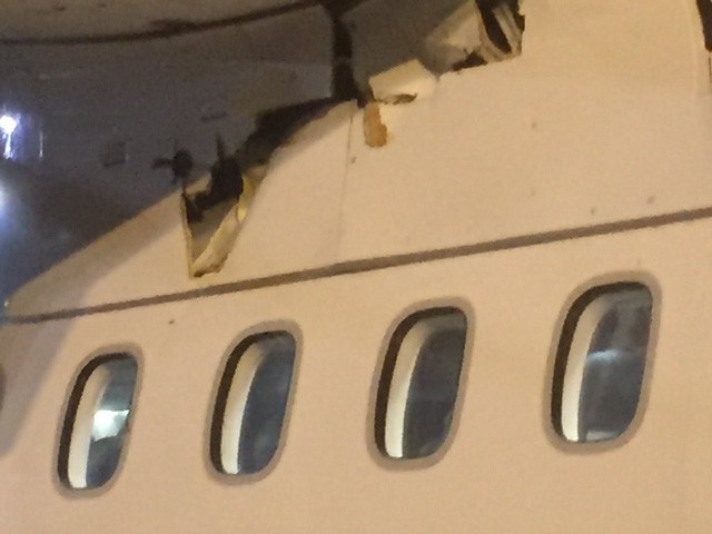 Máy bay của Air France thủng thân giữa hành trình. Ảnh: Twitter.