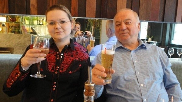 Cựu điện viên hai mang Nga Sergei Skripal và con gái Yulia. Ảnh: Mirror.
