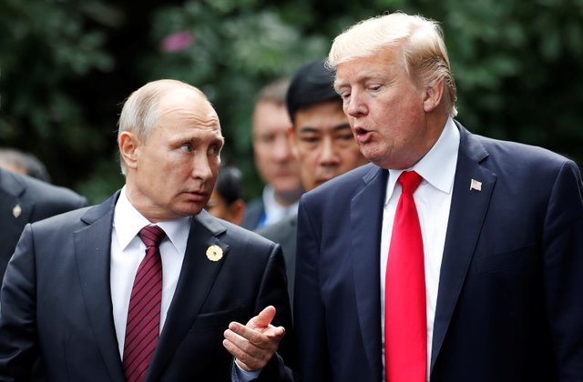 Tổng thống Nga Vladimir Putin (trái) và người đồng cấp Mỹ Vladimir Putin. Ảnh: Reuters.