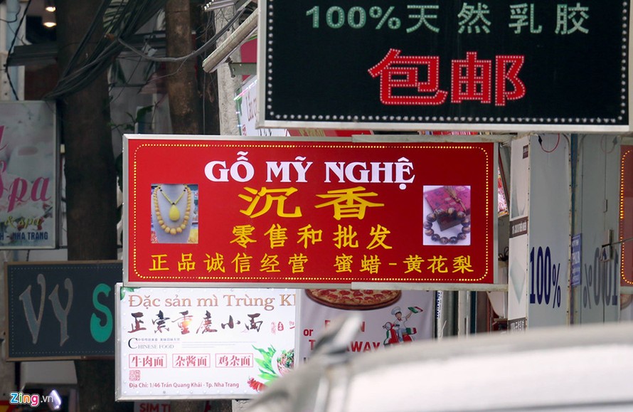 Nghề làm biển hiệu phất lên nhờ 'phố Tàu, nước Nga' ở Nha Trang