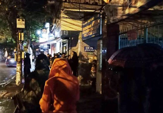 Một số người dân đội mưa lúc 23 giờ đêm ngày 6/4 để ngóng xem việc nhà ông Phan Văn Vĩnh.