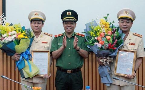 Thiếu tướng Đoàn Duy Khương chúc mừng 2 tân Phó Giám đốc. Ảnh: ANTĐ.