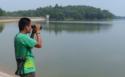 Anh Nguyễn Tài Thắng túc trực ở hồ Xuân Khanh để theo dõi rùa mai mềm lớn. Ảnh: ATP.