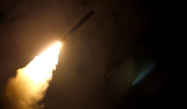 Tàu sân bay USS Monterey khai hỏa tên lửa Tomahawk tấn công các mục tiêu ở Syria. Ảnh: AFP.
