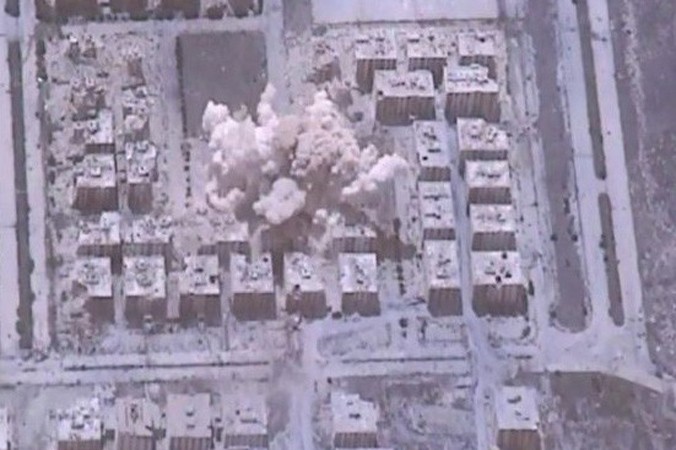 Một căn cứ của phiến quân bị trúng bom của Su-34 Nga. Ảnh: Almasdar.