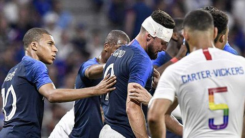Tiền đạo Giroud đổ máu trong ngày tuyển Pháp 'chết hụt'