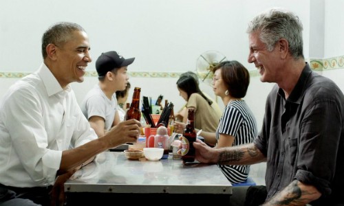 Đầu bếp Anthony Bourdain (phải) ăn bún chả với Tổng thống Mỹ Obama năm 2016. Ảnh: CNN. 
